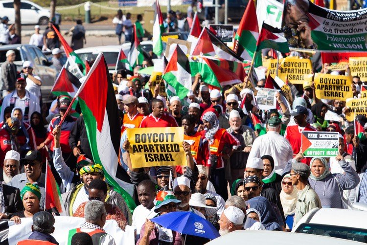 Families and community organisations participating in a Cape march